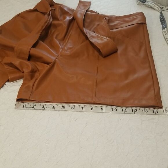 Brown faux leather shorts with bow tie. New with tags - Picture 5 of 15